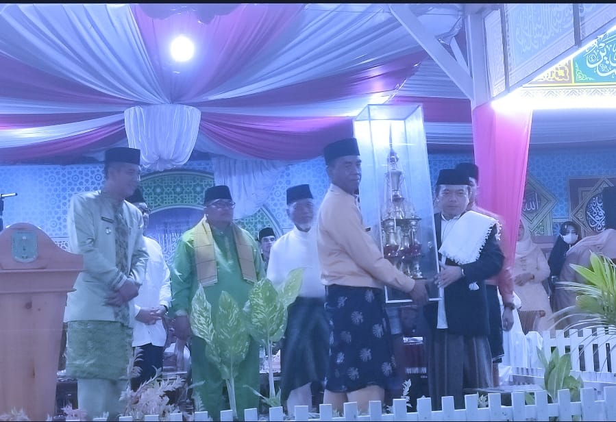 Gubernur Jambi, Al Haris menyerahkan piala pada juara umum MTQ ke-49 Kabupaten Merangin 2023. 