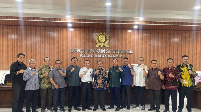 Anggota Badan Kehormatan (BK) dan Badan Musyawarah (Banmus) DPRD Provinsi Jambi laksanakan studi banding ke DPRD Provinsi Sumatera Selatan, Kamis (23/2/2023).