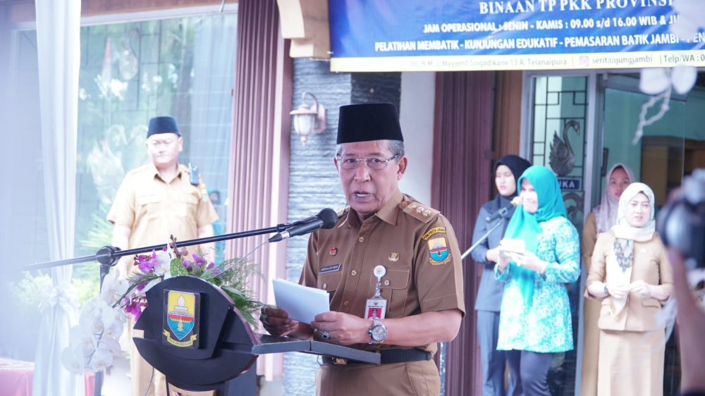 Wakil Gubernur Jambi Abdullah Sani membuka pasar murah yang diselenggarakan TP PKK Provinsi Jambi