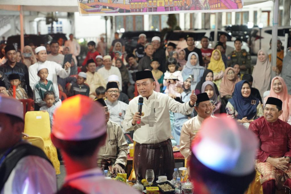 Gubernur Jambi, Al Haris membuka secara resmi Festival Arakan Sahur Kuala Tungkal, bersama Bupati Tanjung Jabung Barat Anwar Sadat di depan rumah dinas Bupati Tanjung Jabung Barat, Sabtu (25/03/2023) malam.