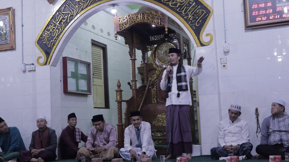  Safari Ramadhan bersama pemerintah desa dan masyarakat setempat, Senin (3/4) malam.