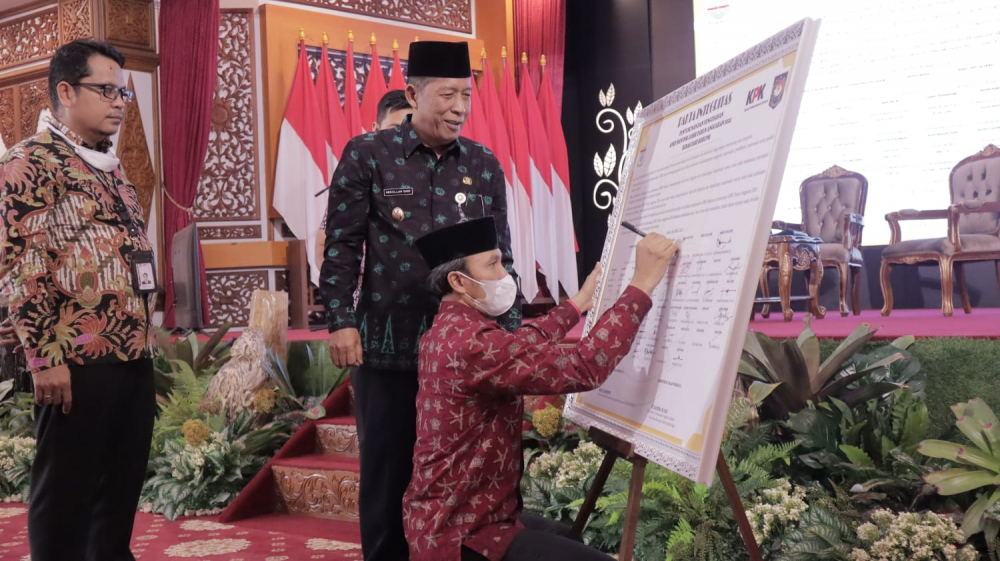 Ketua DPRD Provinsi Jambi menandatangani PAKTA integritas penyusunan APBD 2024 bebas korupsi. 