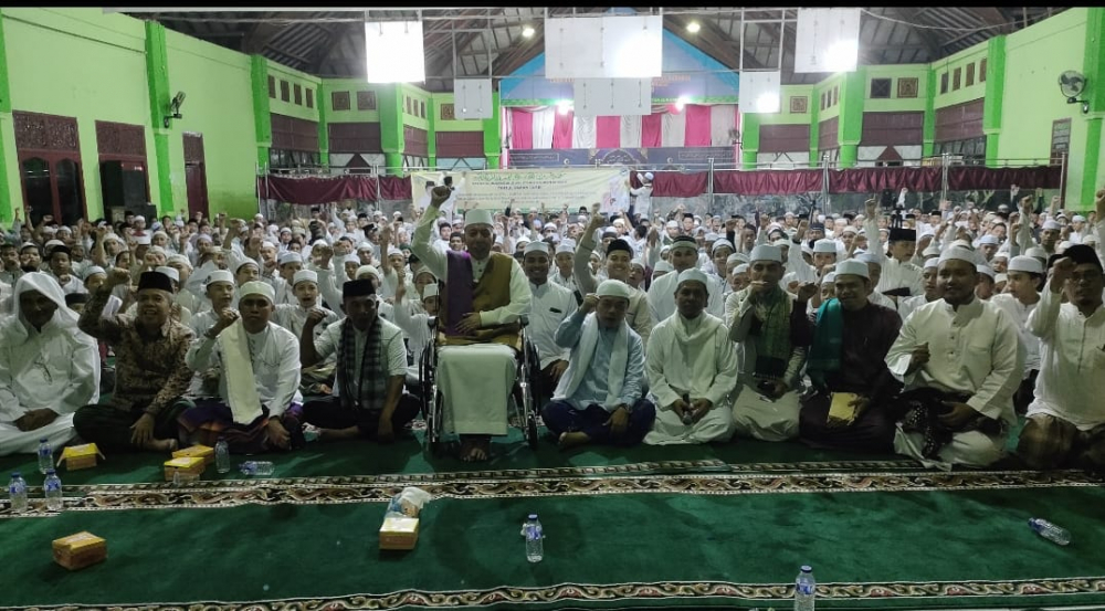 Gubernur Jambi Al Haris bersama pimpinan dan ribuan santri Ponpes Ma'had Al Mubarak, Seberang Kota Jambi