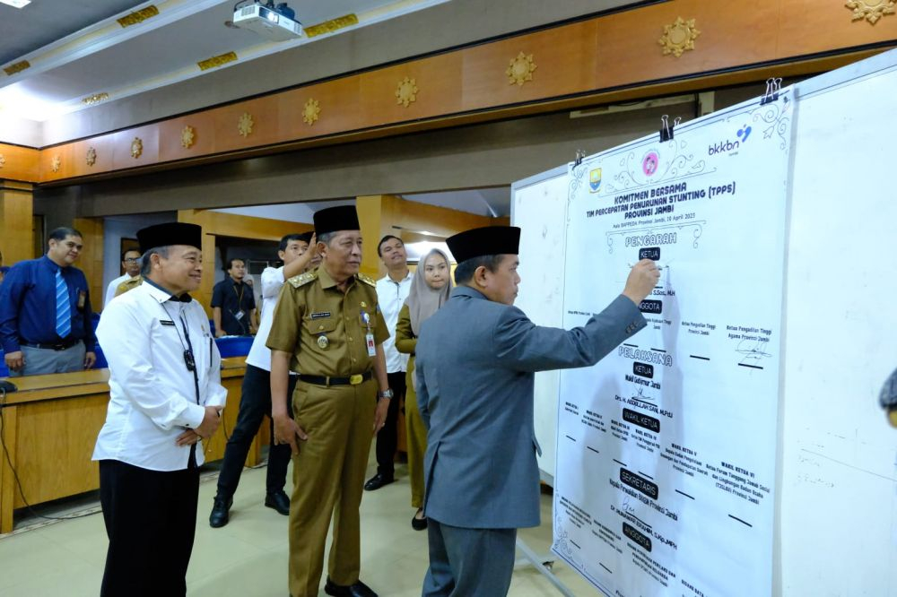 Gubernur Jambi Dr. H. AL HARIS, S.Sos., MH., Mengukuhkan Wakil Gubernur Jambi Drs. H. Abdullah Sani, M.Pd.I sebagai Tim Percepatan Penurunan Stunting (TPPS) Provinsi Jambi Tahun 2023.