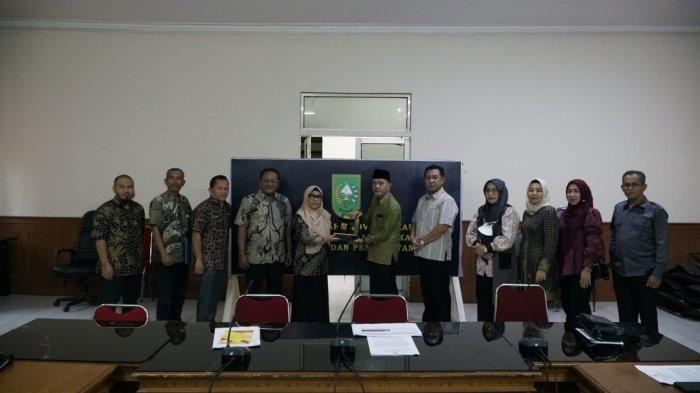 nggota pansus I DPRD Provinsi Jambi melaksanakan studi banding ke Dinas Kependudukan dan Pencatatan Sipil Provinsi Riau.