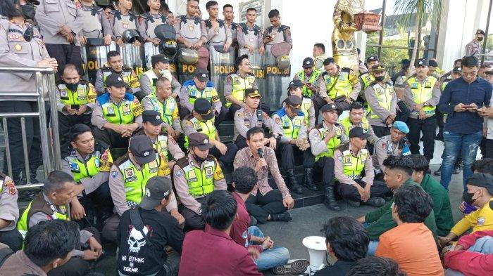 Kasubag Humas DPRD Provinsi Jambi Ahmad Darmadi menyambut kedatangan ratusan mahasiswa Jambi melaksanakan unjuk rasa di depan kantor DPRD Provinsi Jambi, Kamis (13/4/2023). 