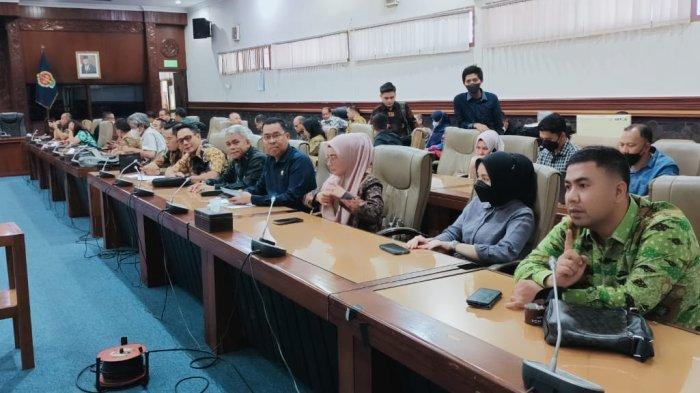 Anggota Pansus I V melaksanakan studi banding ke DPRD Provinsi Yogyakarta, Kamis (13/4/2023).