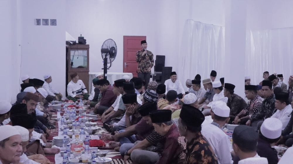 Ketua DPRD Edi Purwanto bertemu dengan masyarakat dan tokoh Kabupaten Sarolangun dalam kegiatan buka bersama di Kecamatan Pelawan, Kabupaten Sarolangun, Minggu (16/4).