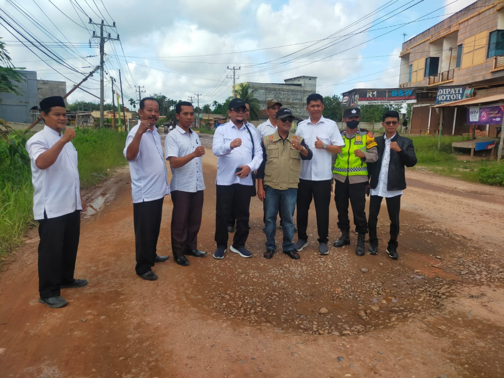 Anggota Pansus III LKPJ Gubernur di DPRD Provinsi Jambi melakukan peninjauan ruang jalan Provinsi di Kabupaten Muarojambi, Rabu (26/4/2023).