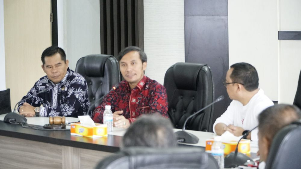 Ketua DPRD Provinsi Jambi Edi Purwanto apresiasi dan sambut audiensi yang dilaksanakan bersama lima organisasi profesi kesehatan Provinsi Jambi, Senin (8/5/2023).