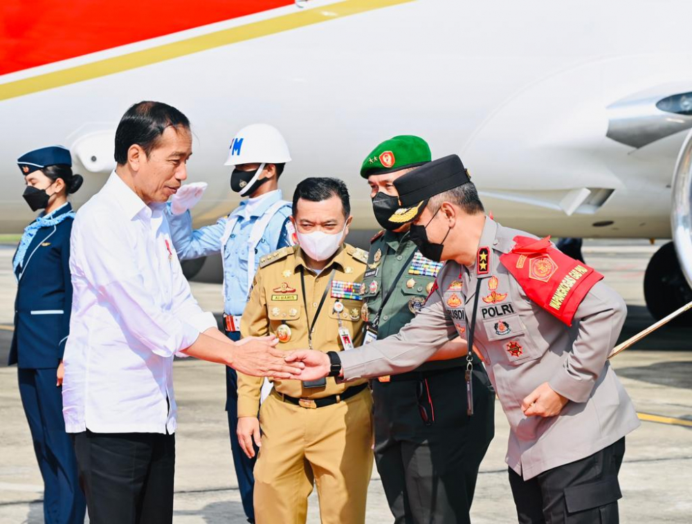 Kapolda Jambi Irjen Pol Rusdi Hartono sambut kedatangan Presiden Republik Indonesia Joko Widodo beserta rombongan di Bandara STS Jambi pada Selasa.
