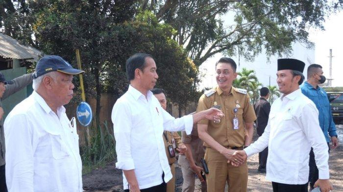 Ketua DPRD Provinsi Jambi Edi Purwanto saat bersama Presiden RI Joko Widodo saat datang ke Jambi pada hari ini, Selasa (16/5/2023).