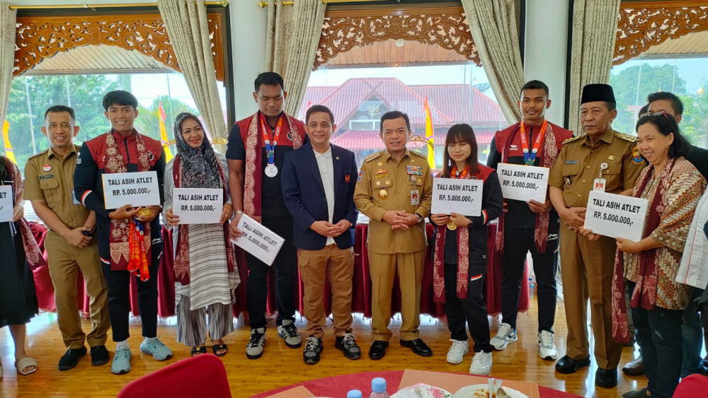 ubernur Jambi Al Haris menyerahkan tali asih kepada 7 atlet asal Jambi yang meraih medali di SEA Games 2023 Kamboja.