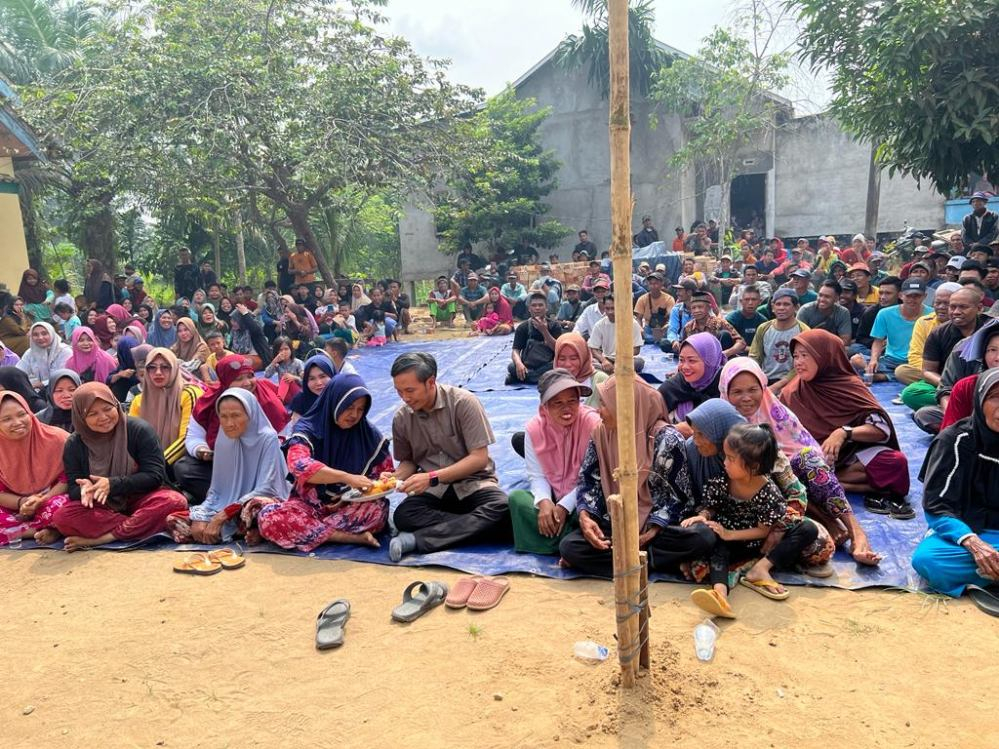 Ketua DPRD Provinsi Jambi, Edi Purwanto temui masyarakat korban konflik lahan di Desa Bungur, Kecamatan Kumpeh, Kabupaten Muaro Jambi