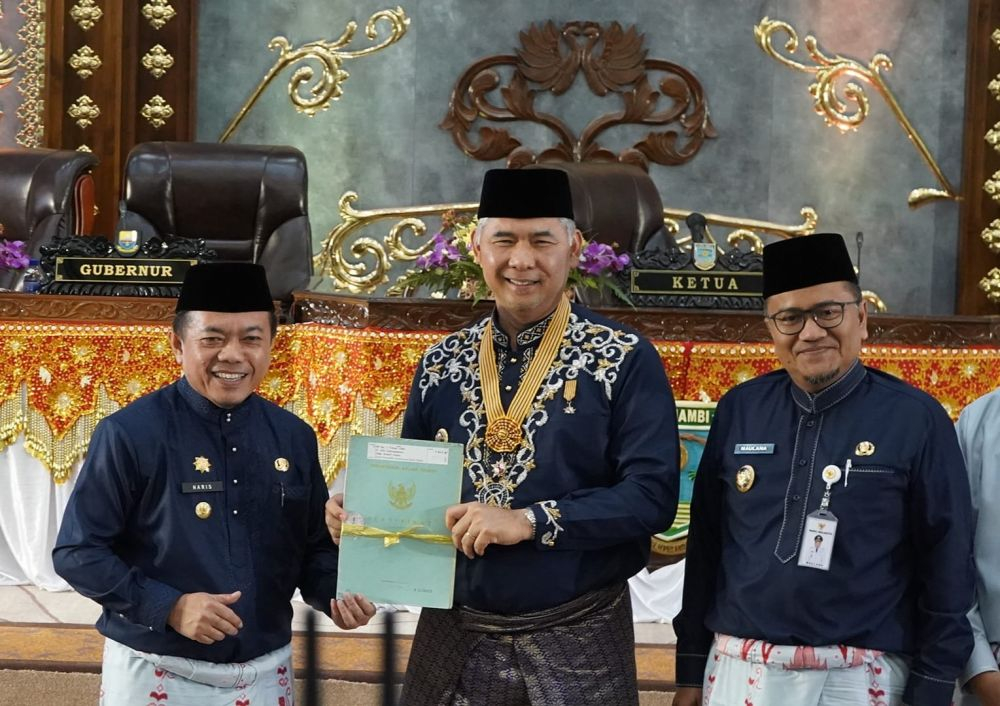  Gubernur Jambi Al Haris memberi hadiah berupa hibah enam aset Barang Milik Dareah (BMD) Pemerintah Provinsi Jambi kepada Pemerintah Kota Jambi untuk mendukung peningkatan tata kelola pemerintahan Pemerintah Kota Jambi.