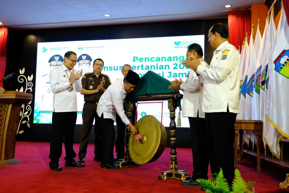 Wagub saat menghadiri dan mencanangkan Sensus Pertanian (ST 2023) bersama Kepala Badan Pusat Statistik (BPS) Provinsi Jambi bertempat di Auditorium Rumah Dinas Gubernur Jambi, Rabu (31/05/2023).