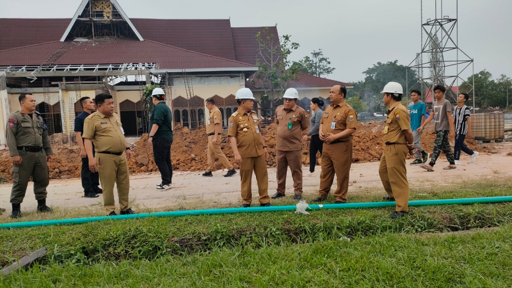 Gubernur Jambi melakukan sidak ke proyek Islamic Center yang akan dijadikan lokasi STQ Nasional 2023 Oktober nanti.