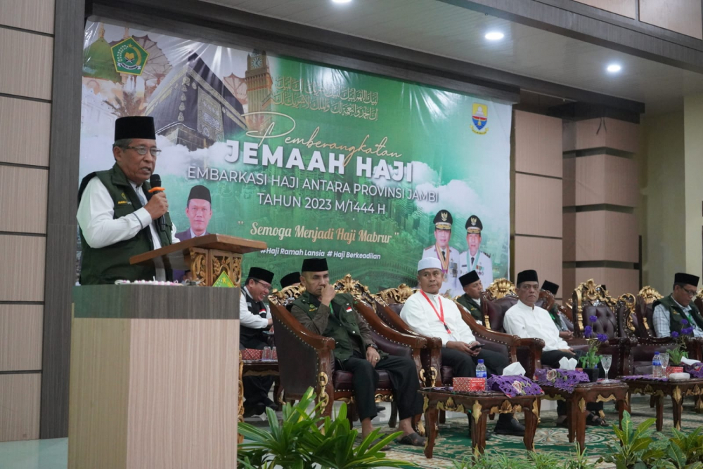 pelepasan, jemaah haji Embarkasi antara Provinsi jambi tahun 1444 Hijriah, dari Kabupaten Merangin dan Sarolangun dengan jumlah jemaah 373, kloter 20, bertempat di Asrama Haji Jambi, Kamis malam (08/06/2023).