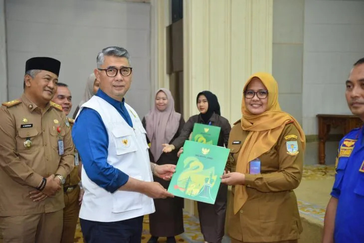 Wali Kota Jambi Syarif Fasha secara simbolis menyerahkan dokumen PPAS kepada beberapa perwakilan kepala perangkat daerah Kota Jambi, Selasa (13/6/2923).