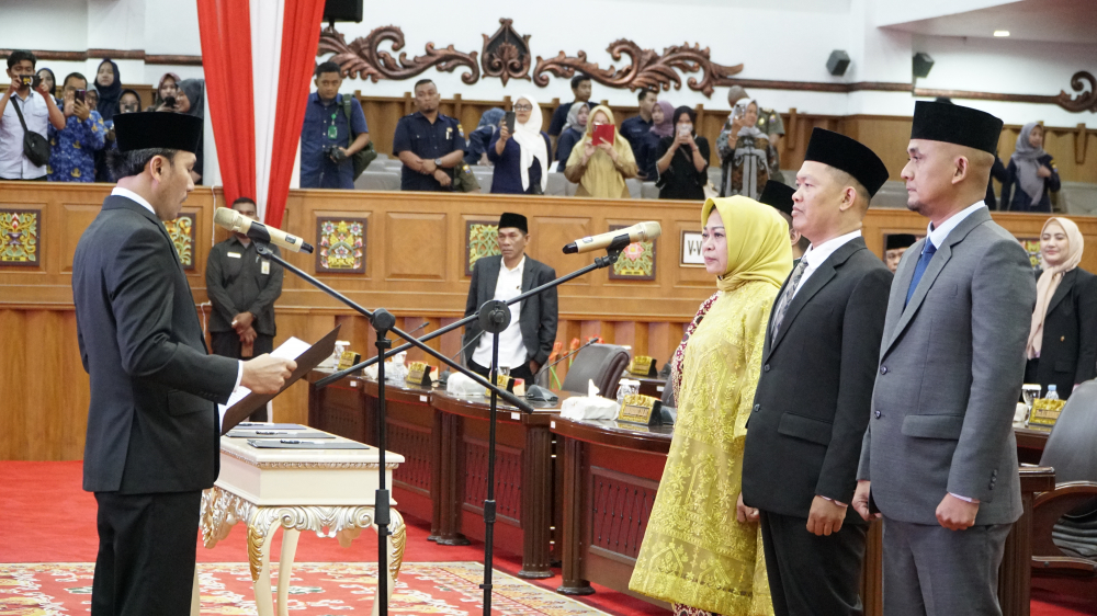 etua DPRD Provinsi Jambi, Edi Purwanto, Senin (19/6) melantik tiga anggota DPRD Pergantian Antar Waktu (PAW) yakni Endang Rukmana, Supeno dan Sukmawati.