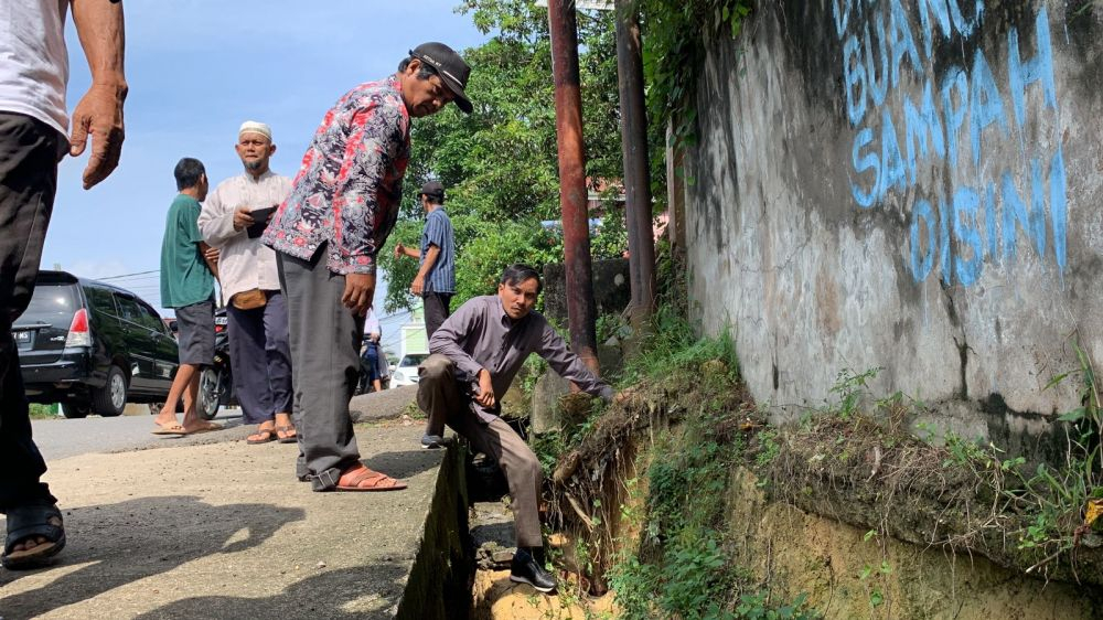 Edi Purwanto pun turun langsung ke lokasi dan melihat bagaimana kondisi pengikisan yang terjadi. 