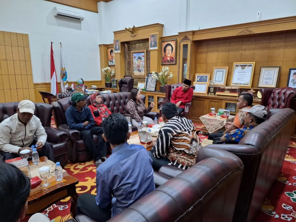 Ketua DPRD Provinsi Jambi, Edi Purwanto menerima rombongan dari kelompok tani sejahtera jaya bersama Desa Bukit Jaya, Kecamatan Bahar Selatan, Kabupaten Muaro Jambi, Senin (19/6) di ruang kerja Ketua DPRD Jambi.