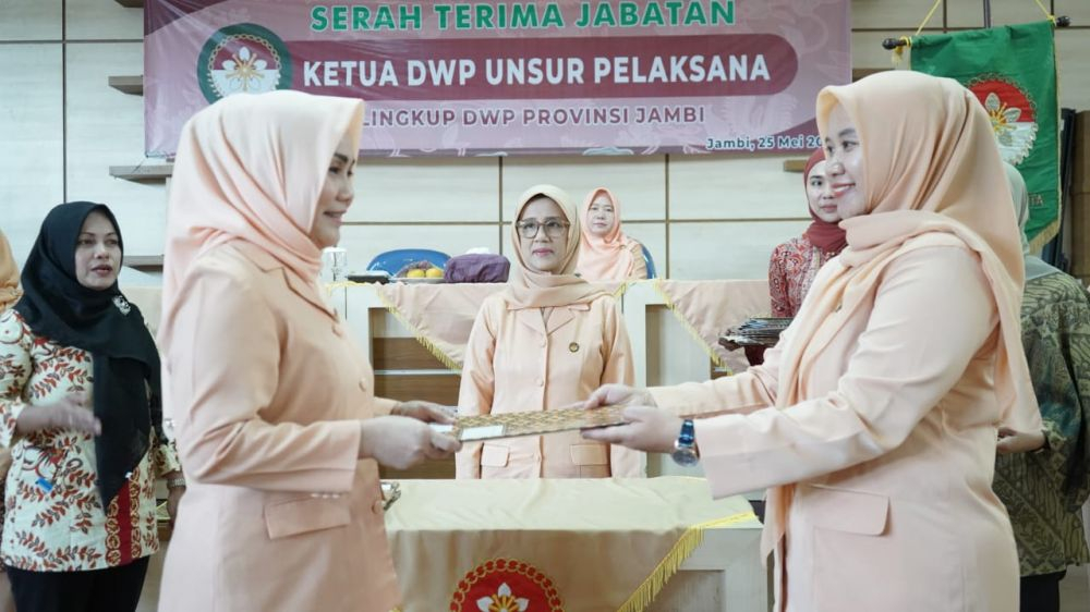 Serah Terima Jabatan Ketua DWP Unsur Pelaksana dalam lingkup Dharma Wanita Persatuan Provinsi Jambi, bertempat di Aula Dharma Wanita Persatuan Provinsi Jambi , Kamis (25/05/2023)