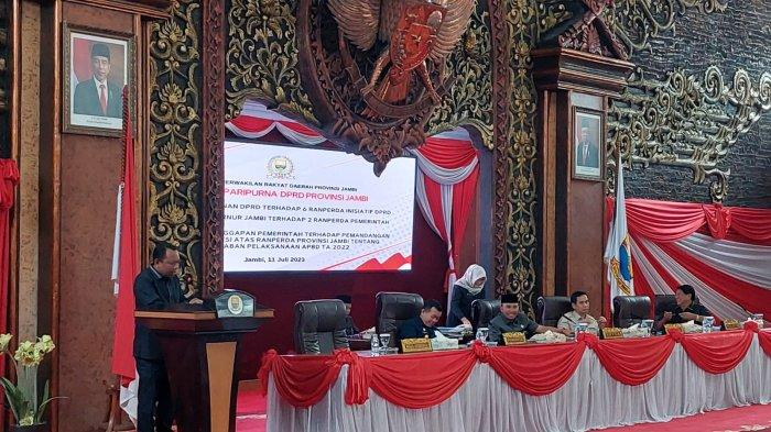 Ketua Bapemperda DPRD Provinsi Jambi, Akmaludin saat menyampaikan penjelasan pimpinan DPRD terhadap enam Rancangan Peraturan Daerah inisiatif DPRD 