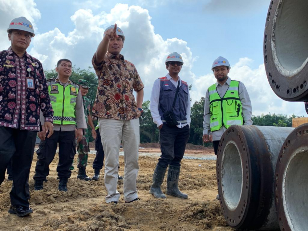 Ketua DPRD Provinsi Jambi, Edi Purwanto turun ke lokasi pembangunan Proyek Tol Jambi-Betung yang berada di Desa Muara Sebapo, Kecamatan Mestong, Kabupaten Muaro Jambi, Kamis (13/7).