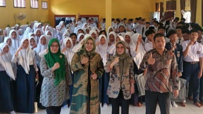 Anggota Komisi IV DPRD Provinsi Jambi Eka Marlina menghadiri kegiatan Masa Pengenalan Lingkungan Sekolah (MPLS) di SMKN 1 Tebo, Kamis (13/7/2023).