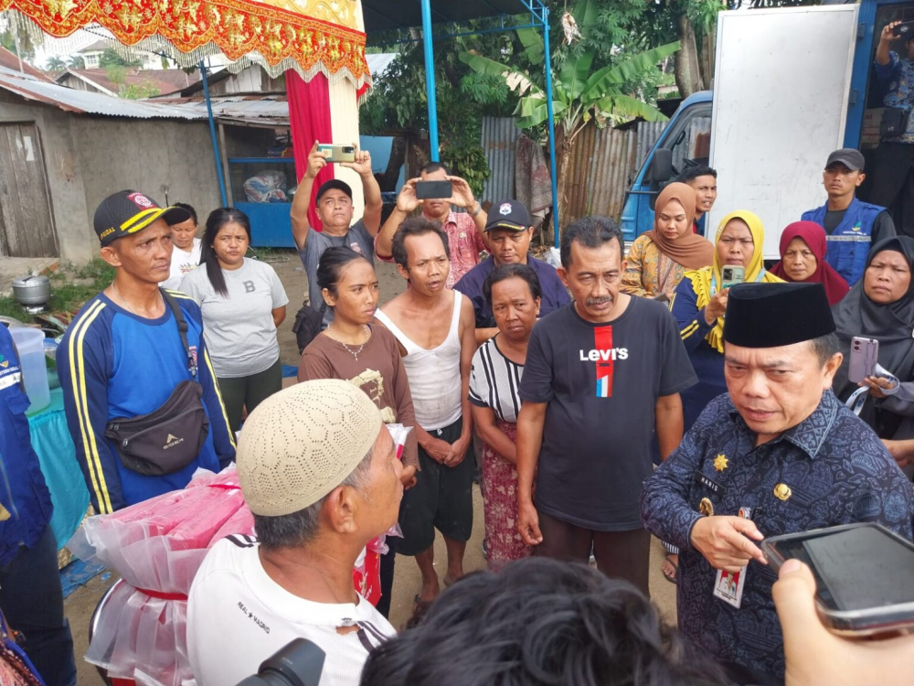 Gubernur Al Haris Turun ke Lokasi Kebakaran Legok. Serahkan Bantuan Pada Korban. 