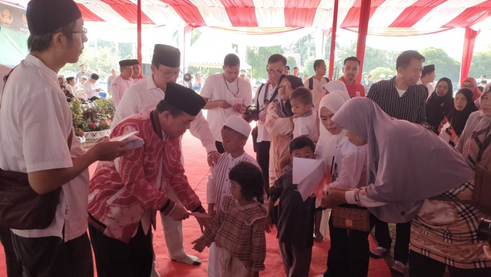 Gubernur Jambi Al Haris memberikan santunan untuk anak yatim