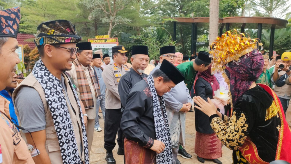 Gubernur Jambi Al Haris disambut kalungan sal dilokasi acara syukuran Geopark Merangin Jambi. 