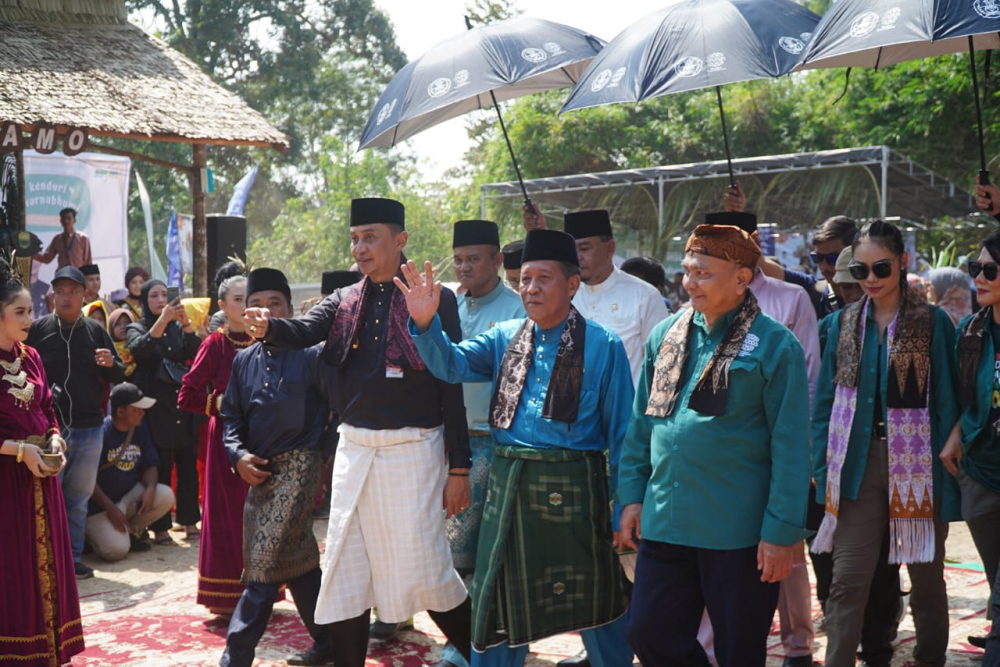 Wakil Gubernur Jambi Drs. H. Abdullah Sani mengikuti rangkaian kegiatan Festival Bebiduk Besamo Ekspedisi Batanghari