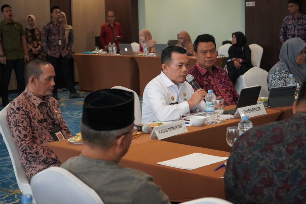 Gubernur saat membuka Rapat Asistensi Dan Fasilitasi Penyelesaian Permasalahan Perusahaan Besar Untuk Menunjang Realisasi Investasi Di Provinsi Jambi, bertempat di BW Luxury Hotel Jambi, Jumat (04/08/2023).