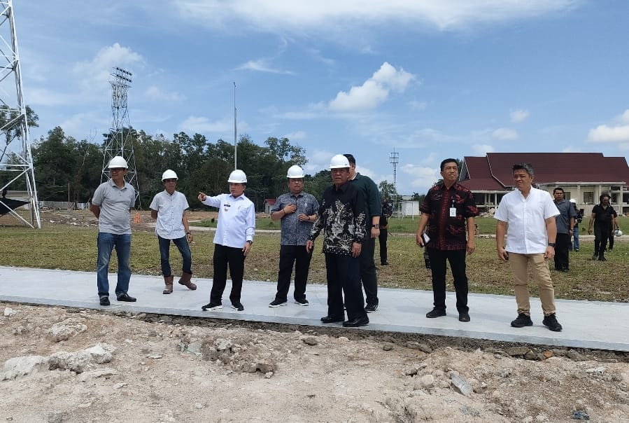 Gubernur dan Wakil Gubernur Jambi, Al Haris dan Abdullah Sani melakukan peninjauan pembangunan arena STQ