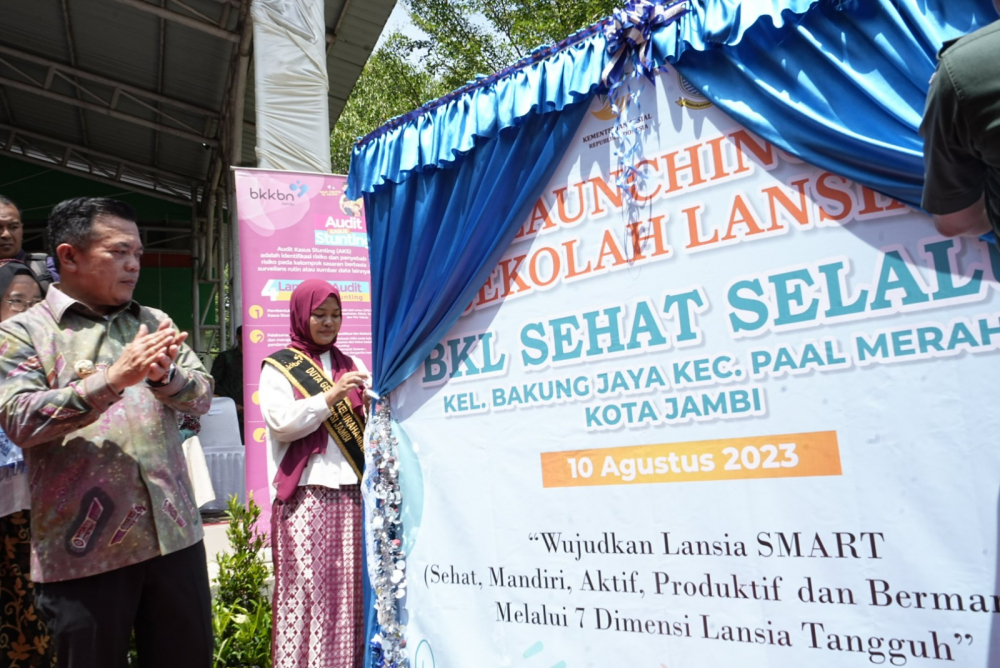 Gubernur Jambi Dr. H. Al Haris, S.Sos., MH dengan didampingi Walikota Jambi Dr. H. Syarif Fasha, ME melaunching Sekolah Lansia Kota Jambi