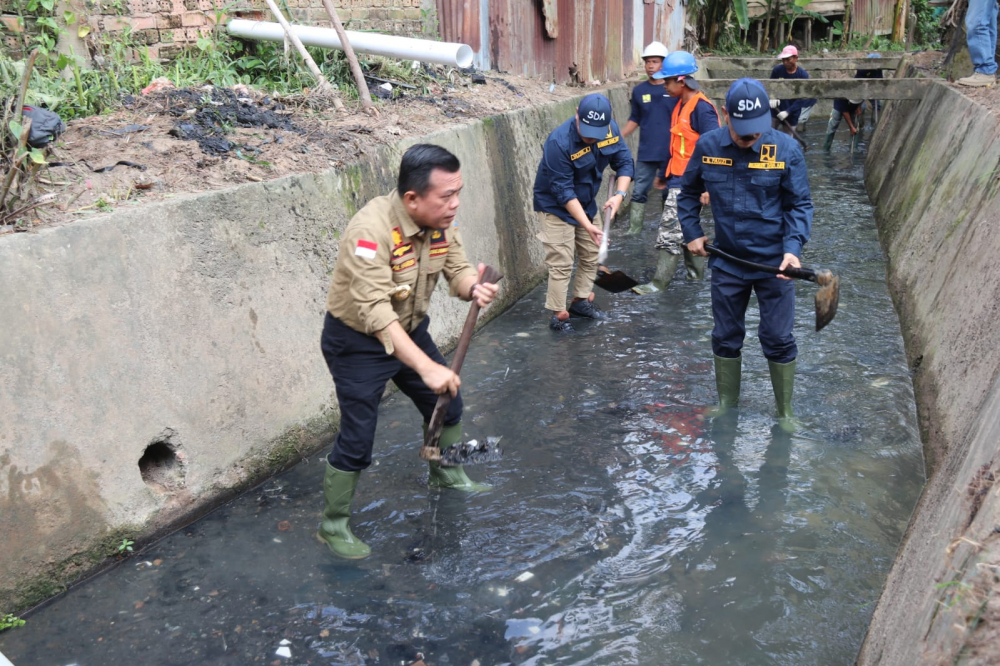 Gubernur melakukan bersih-bersih drainase yang berlokasi di RT. 09 Kelurahan Simpang IV Sipin Kecamayan Telanaipura Kota Jambi, Selasa (15/08/2023)