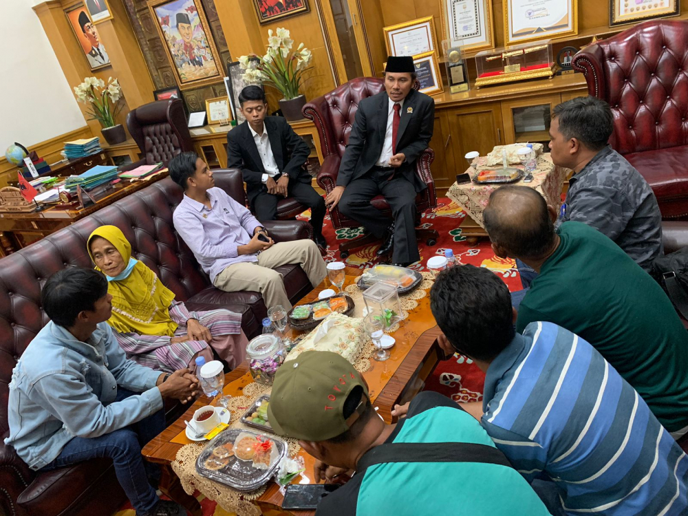 Ketua DPRD Provinsi Jambi, Edi Purwanto menerima audiensi perwakilan masyarakat dari Pematang Bedaro, Kecamatan Kumpeh Ulu, Kabupaten Muaro Jambi, Rabu (16/8) di Ruang Kerja Ketua DPRD Jambi.