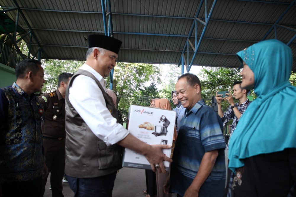 Wali Kota Jambi Syarif Fasha menyerahkan bantuan peralatan usaha bagi masyarakat miskin ekstrem yang memiliki usaha, Kamis (24/8/2023) 