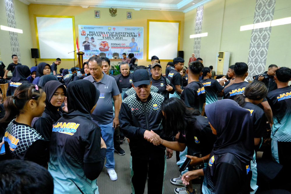 Wakil Gubernur Jambi Drs. Abdullah Sani, M.Pd.I menutup Training Centre Inap Dan Pelepasan Kontingen Popnas XVI Provinsi Jambi Tahun 2023 di Hotel Ratu Kota Jambi, Jum’at (25/08/2023). 