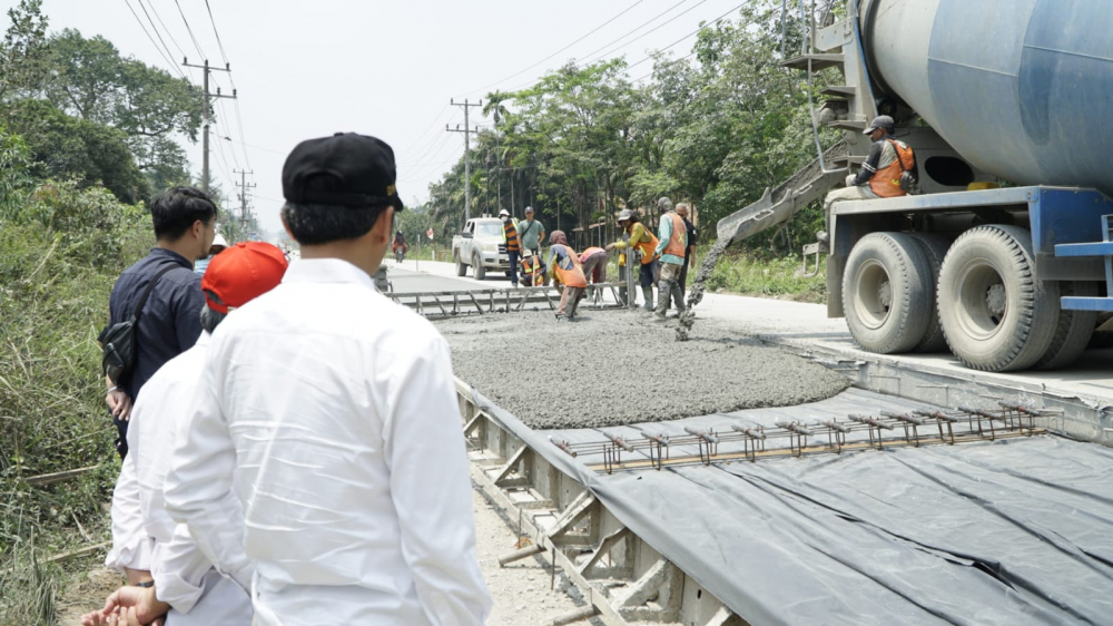 Ketua DPRD Edi Purwanto saat  meninjau progres dua ruas jalan yang dibangun dengan program Inpres.