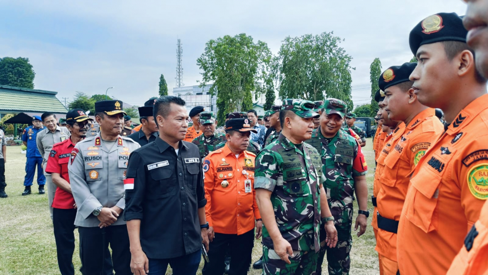 Gubernur Jambi Al Haris dampingi Kasad Jenderal TNI Dudung Abdurachman melakukan peninjauan pasukan panganan Karhutla
