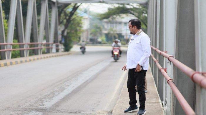 Anggota Komisi III DPRD Provinsi Jambi Ivan Wirata tinjau lalulintas di jembatan auduri satu, di Kelurahan Penyengat Rendah, Kota Jambi, Senin (11/9/2023).