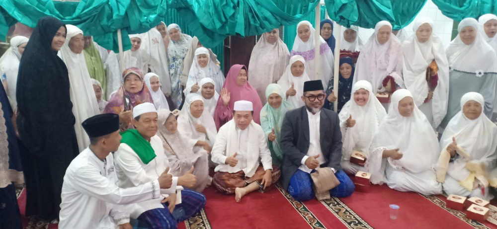 Gubernur Jambi, Al Haris beserta rombongan dari OPD di lingkup Pemerintah Provinsi Jambi melakukan safari subuh di masjid Nurussalam, Kelurahan Talang Banjar, Kota Jambi. 