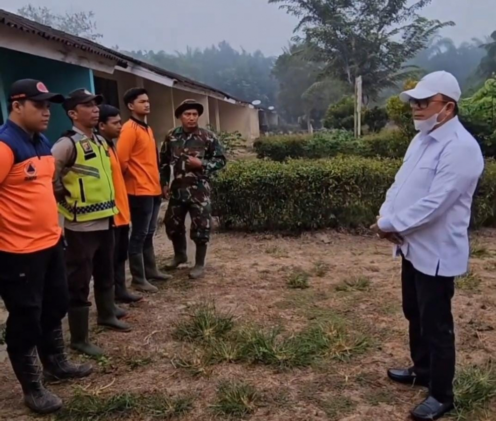 Wakil Ketua komisi III DPRD Provinsi Jambi Ivan Wirata melakukan sidak ke posko penanganan karhutla di wilayah Sungai Gelam Kabupaten Muaro Jambi. 