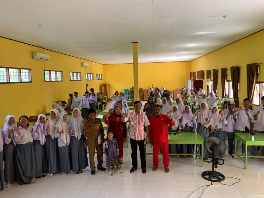 Ketua DPRD Edi Purwanto dalam kunjungan ke SMK 1 Tebo beberapa waktu lalu.