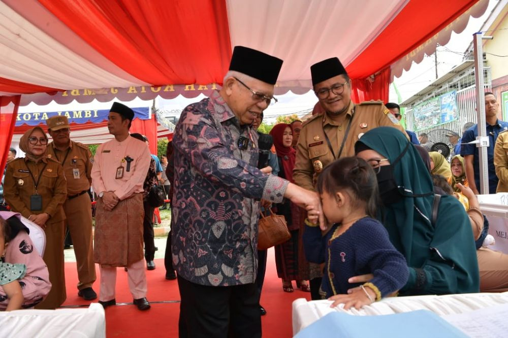 Wapres meninjau Posyandu Dahlia I, Kelurahan Thehok, Kecamatan Jambi Selatan, Kota Jambi, Selasa (31/10/2023).