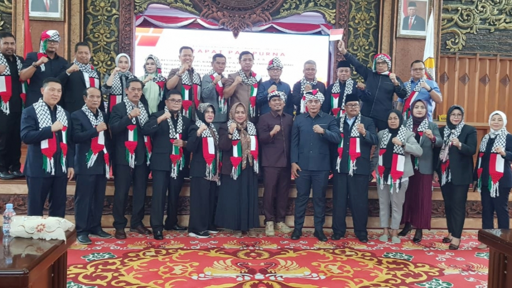 Pimpinan dan anggota DPRD Jambi kompak gunakan syal Palestina saat Rapat Paripurna, Senin (6/11)