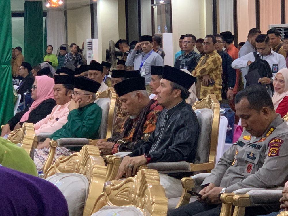 Ketua DPRD Provinsi Jambi, Edi Purwanto bersama dengan istri menghadiri penutupan Seleksi Tilawatil Quran dan Musabaqah Hadits (STQH) Nasional, Senin malam (6/11)